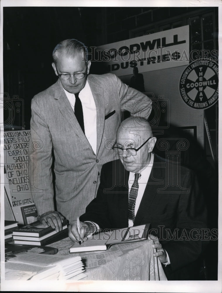 1962 Press Photo Dr John Versteeg autographs book for Dr Carl C Bracy