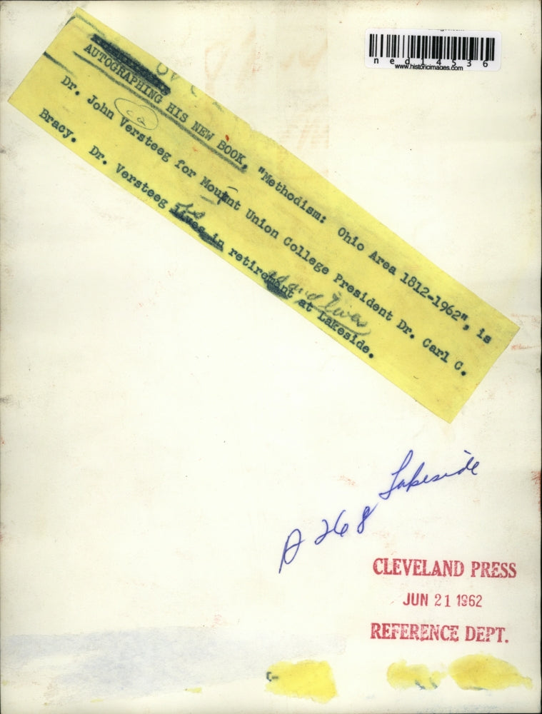 1962 Press Photo Dr John Versteeg autographs book for Dr Carl C Bracy