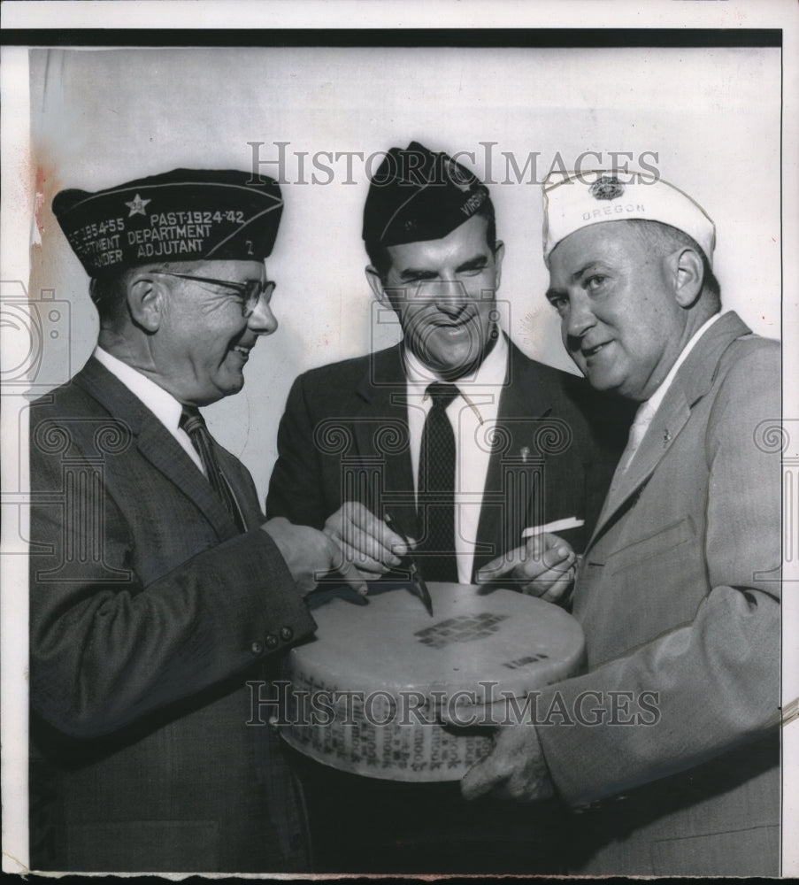 1956 Press Photo Carl Moser and Don Eve give WC Daniel an Oregon cheese
