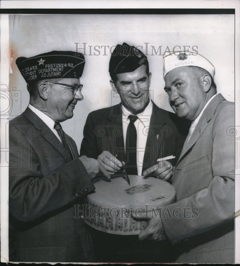 Load image into Gallery viewer, 1956 Press Photo Carl Moser and Don Eve give WC Daniel an Oregon cheese
