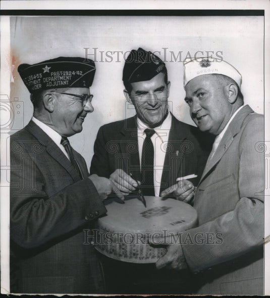 1956 Press Photo Carl Moser and Don Eve give WC Daniel an Oregon cheese