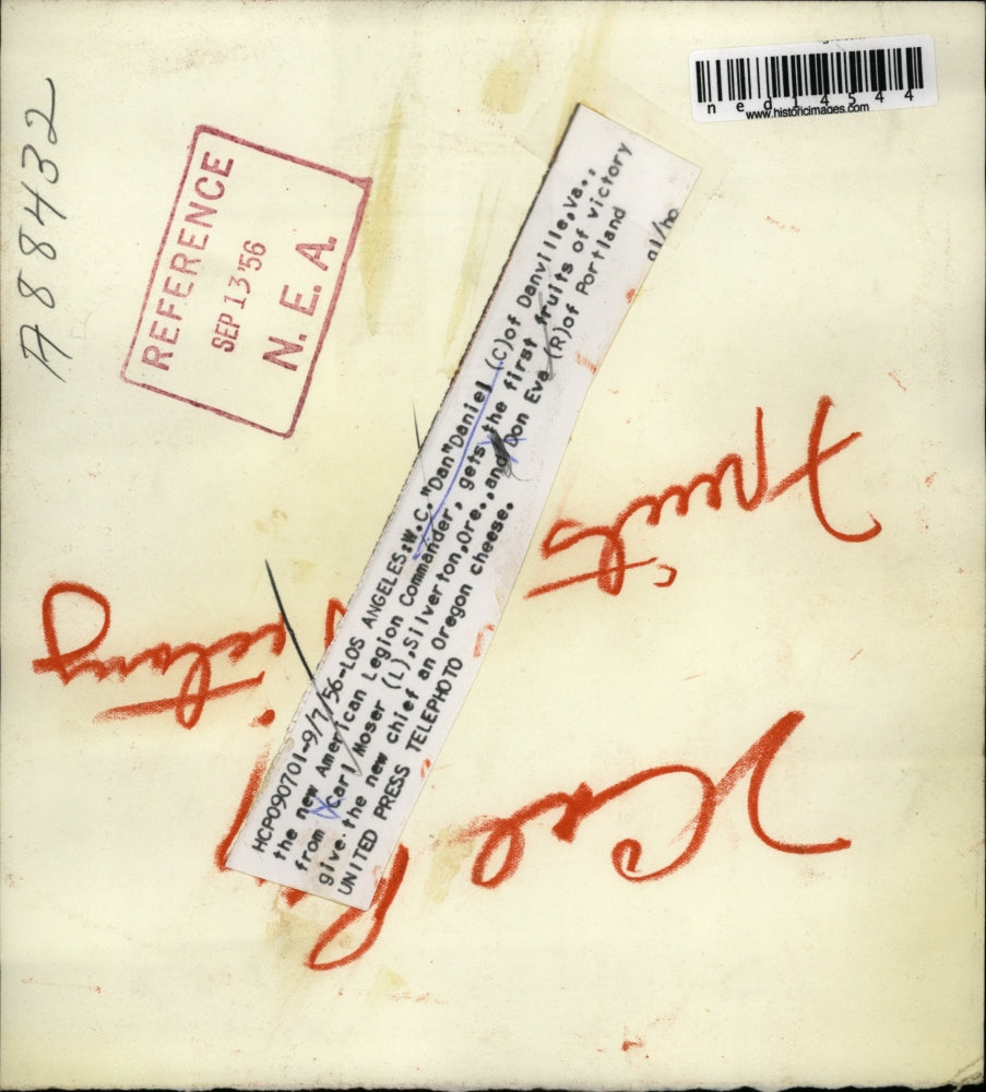 1956 Press Photo Carl Moser and Don Eve give WC Daniel an Oregon cheese