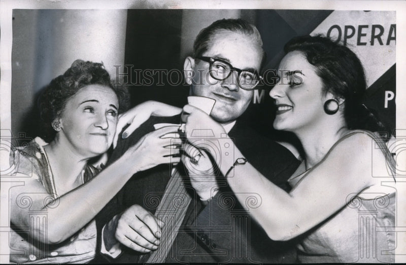 Load image into Gallery viewer, 1955 Press Photo Gino Prato welcomed by his daughter and wife - ned14612
