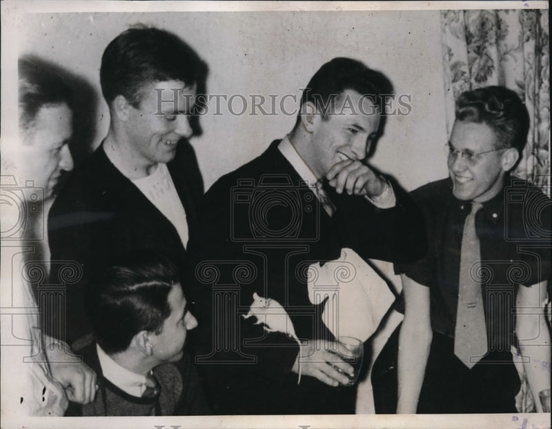 Load image into Gallery viewer, 1939 Media Photo Eats five mice with mayonnaise and lettuce
