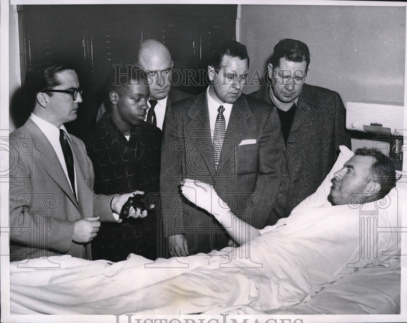 Load image into Gallery viewer, 1956 Media Photo Chicago Det William Derrig points to Don Lawrence who admitted
