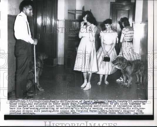 1956 Press Photo Mr. and Mrs. Darwin DeBrown outside court room- Historic Images