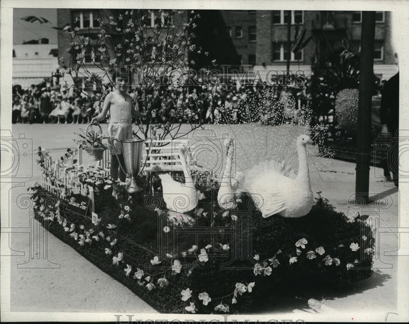 Load image into Gallery viewer, 1933 Media Photo Ocean Park, Calif Bobby L Peal on parade float
