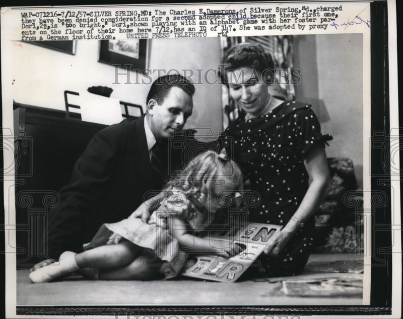 Load image into Gallery viewer, 1957 Media Photo Silver Spring Md Charles Dameronswith wife &amp; baby Dori

