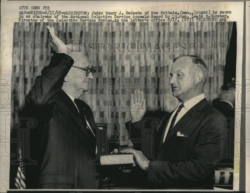 Load image into Gallery viewer, 1965 Media Photo Wash DC Judge HJ Owiiazda &amp; Lt Gen LB Hershey
