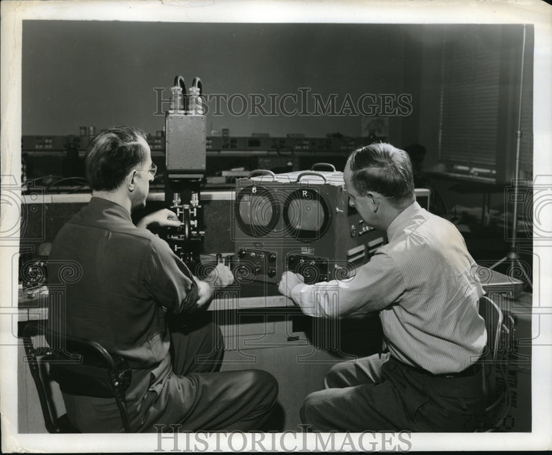 Load image into Gallery viewer, 1951 Press Photo Dr Arthur K Parpart and L E Flory use newly developed televised
