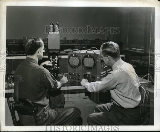 1951 Press Photo Dr Arthur K Parpart and L E Flory use newly developed televised