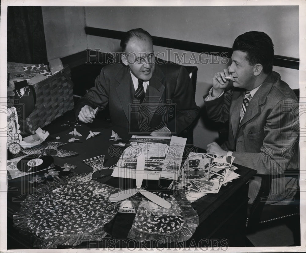 1949 Press Photo W. R. Parker And Fred Luttmann Try Out A Siren In New York