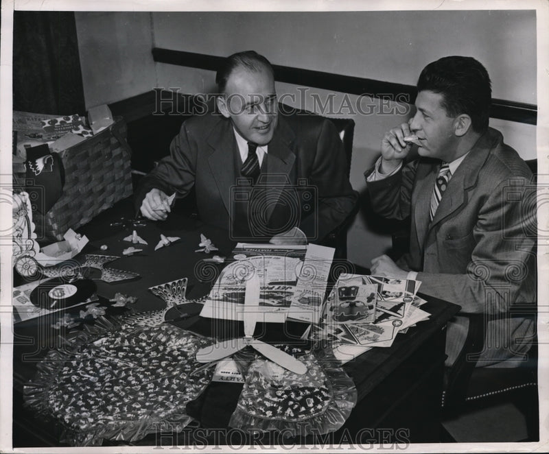 Load image into Gallery viewer, 1949 Press Photo W. R. Parker And Fred Luttmann Try Out A Siren In New York
