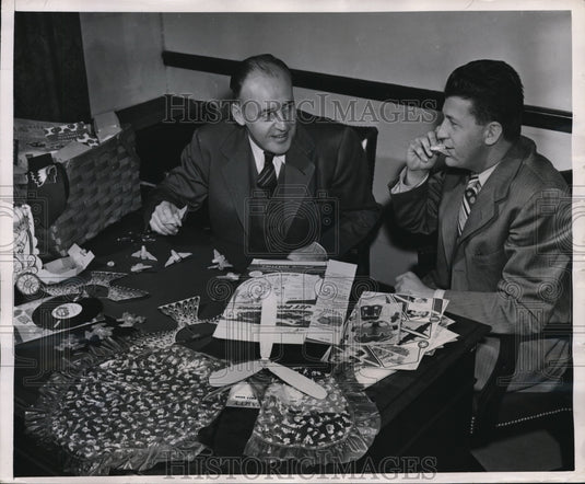 1949 Press Photo W. R. Parker And Fred Luttmann Try Out A Siren In New York