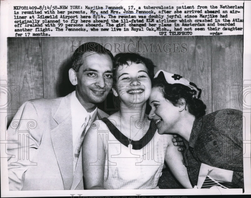 Load image into Gallery viewer, 1958 Media Photo Tuberculosis Patient Marjike Pennock &amp; Parents Reunite New York
