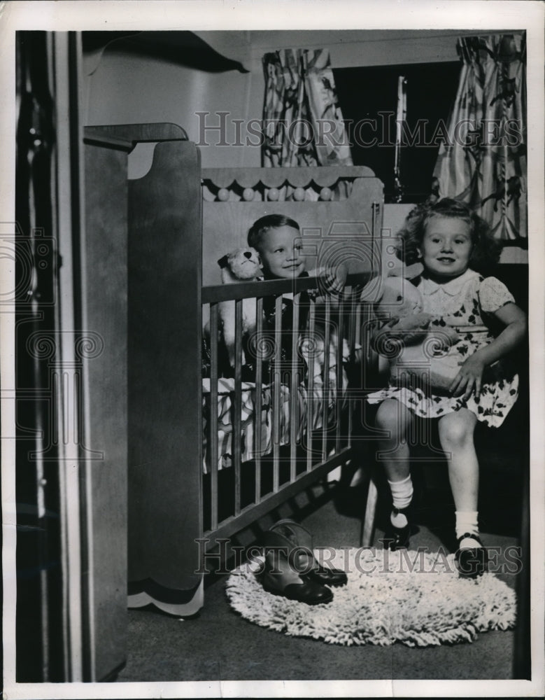 Load image into Gallery viewer, 1947 Press Photo Philadelphia Jimmy Stump and Sharlene Tinsley play in nursery
