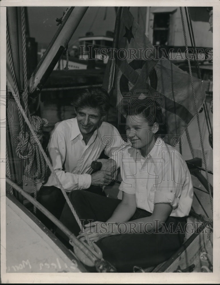Load image into Gallery viewer, 1940 Media Photo Gev Dithem And Eleen Morris On A Boat Enjoying The Day
