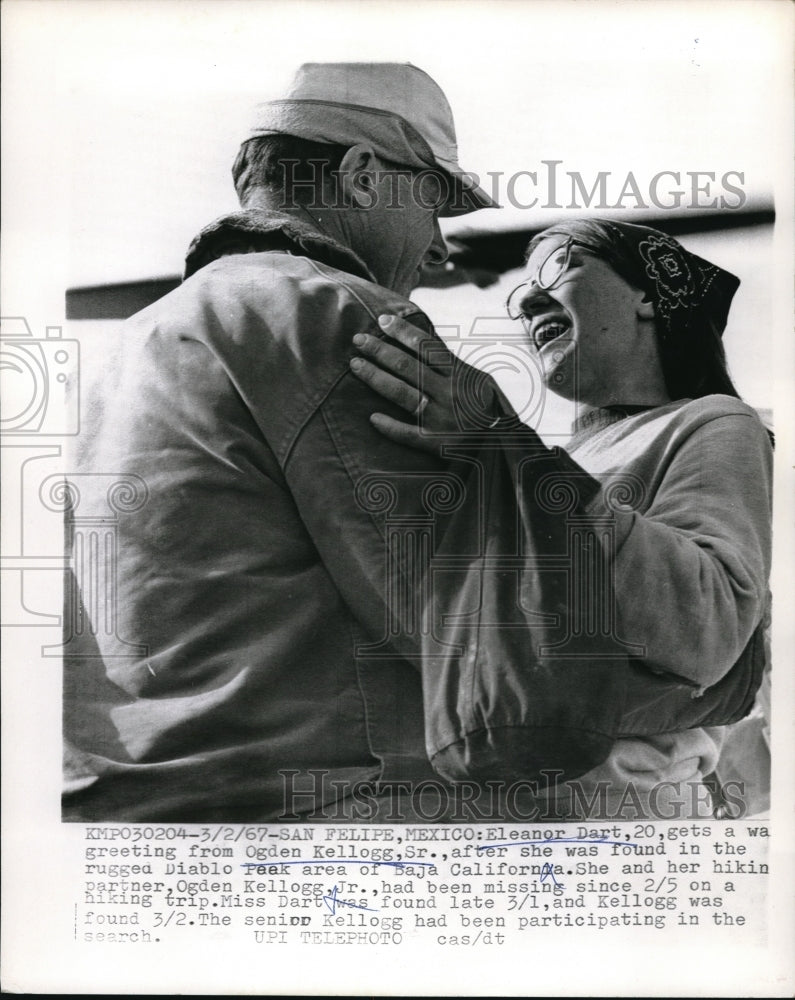 Load image into Gallery viewer, 1967 Media Photo Eleanor Dart Greets Hiking Partner After Being Missing For Days
