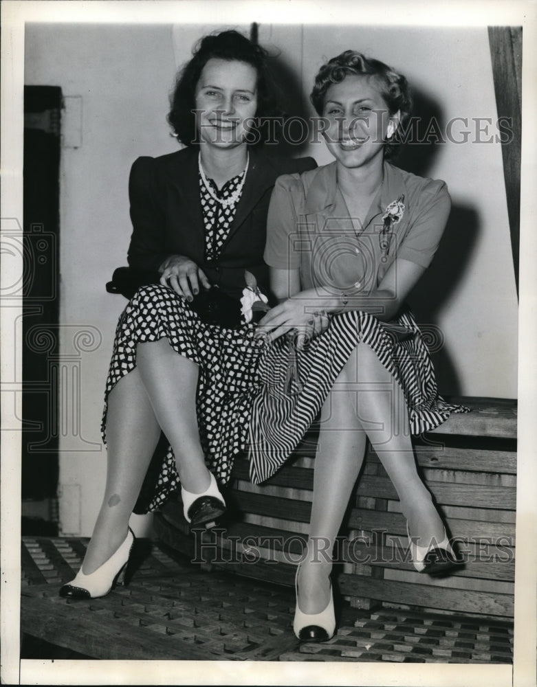 Load image into Gallery viewer, 1941 Media Photo Elizabeth Park and Betty Cunningham return from Caracas.
