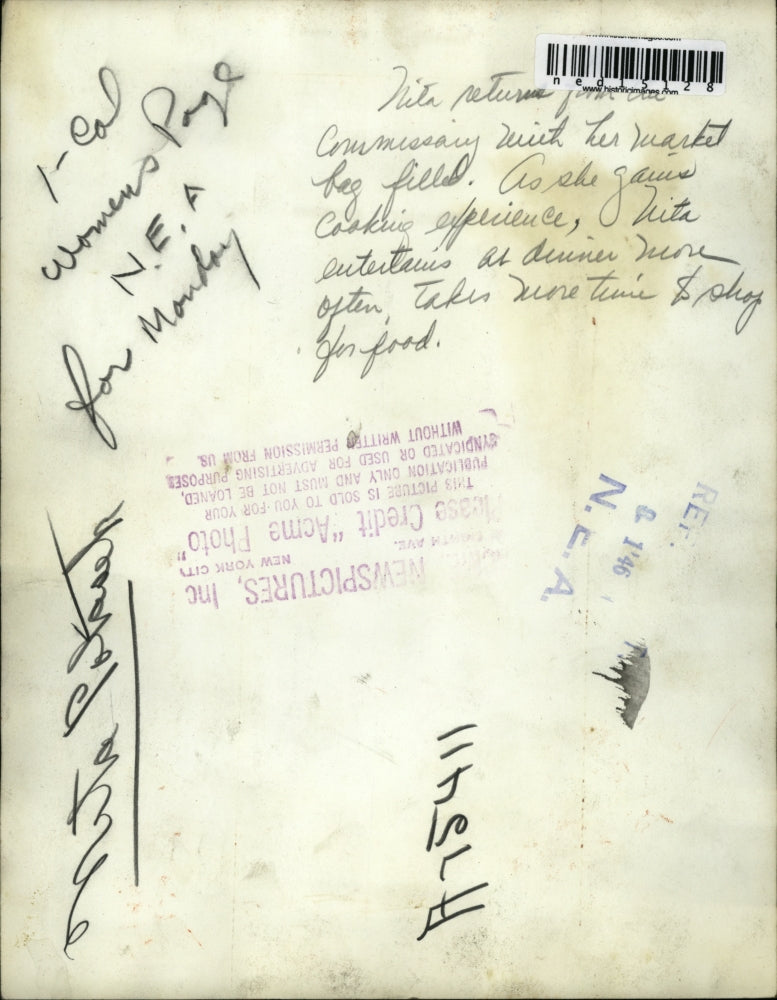 1946 Press Photo Nita Polasek returning from the commissary with groceries.