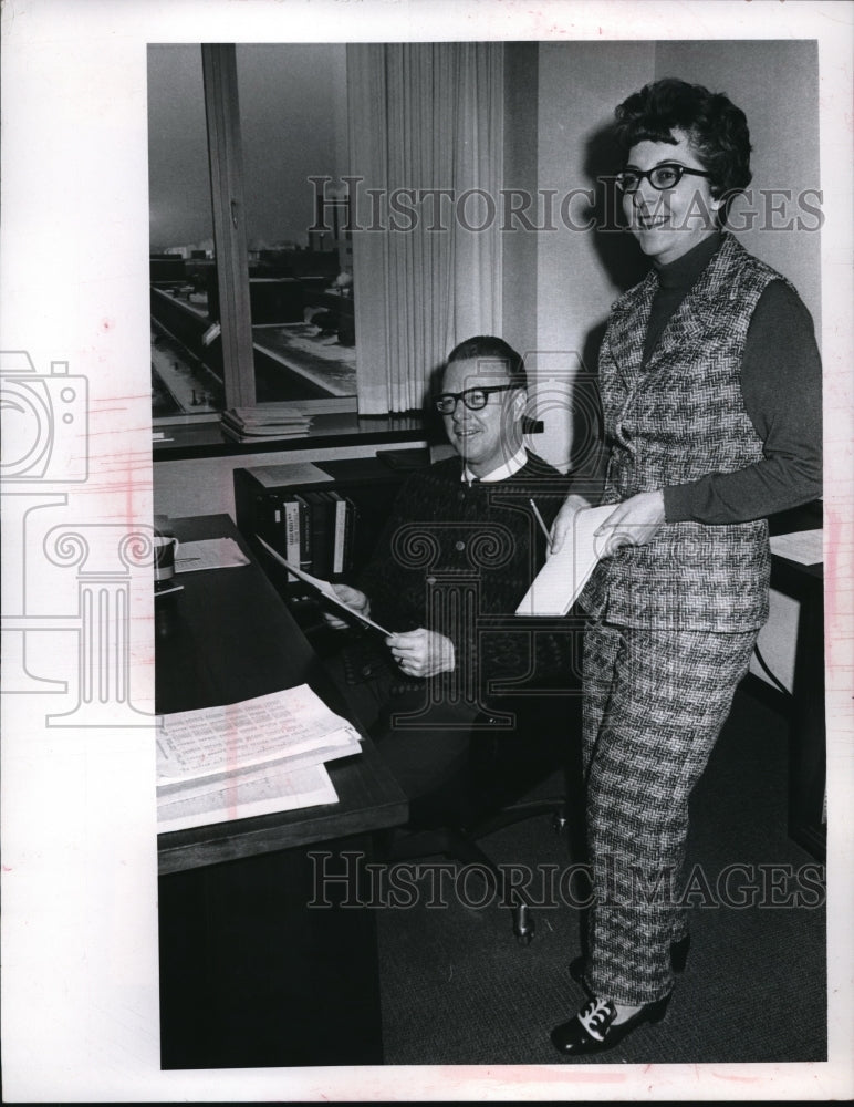 Load image into Gallery viewer, Press Photo Glenn Engelke, TRW Compensation Services Director, Janice Wise
