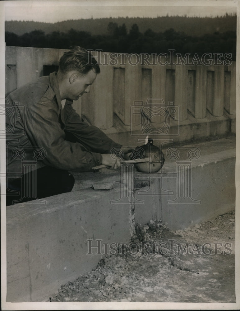 Load image into Gallery viewer, 1946 Media Photo Elmer Welker Examines 3 1//2 Inch Gap In The Highway Bridge
