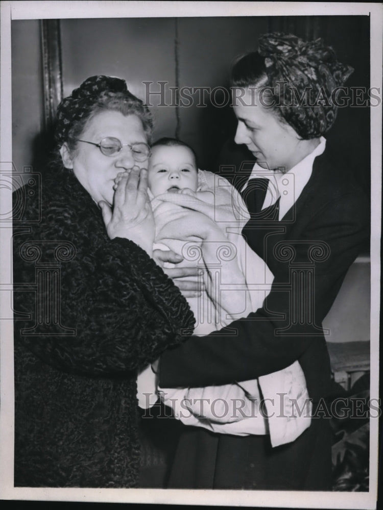 1946 Press Photo Miss Evelyn Peshko And Mrs. Veronica Peshko Reunited With Baby