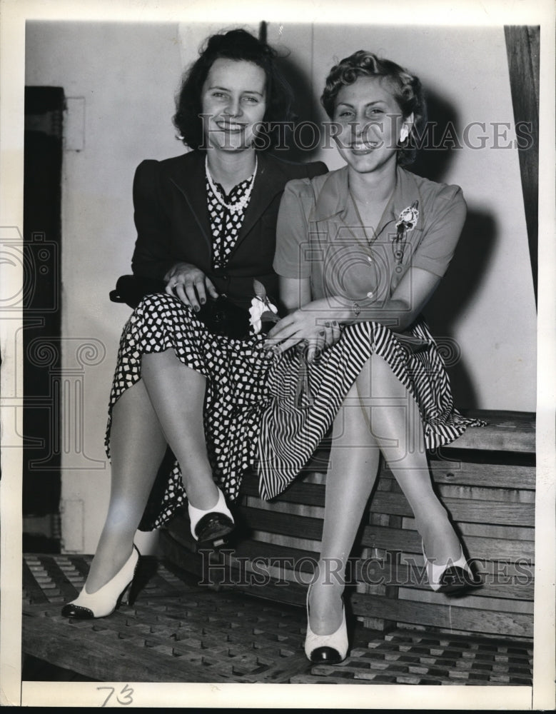 Load image into Gallery viewer, 1941 Media Photo Elizabeth M. Park, Betty Cunningham
