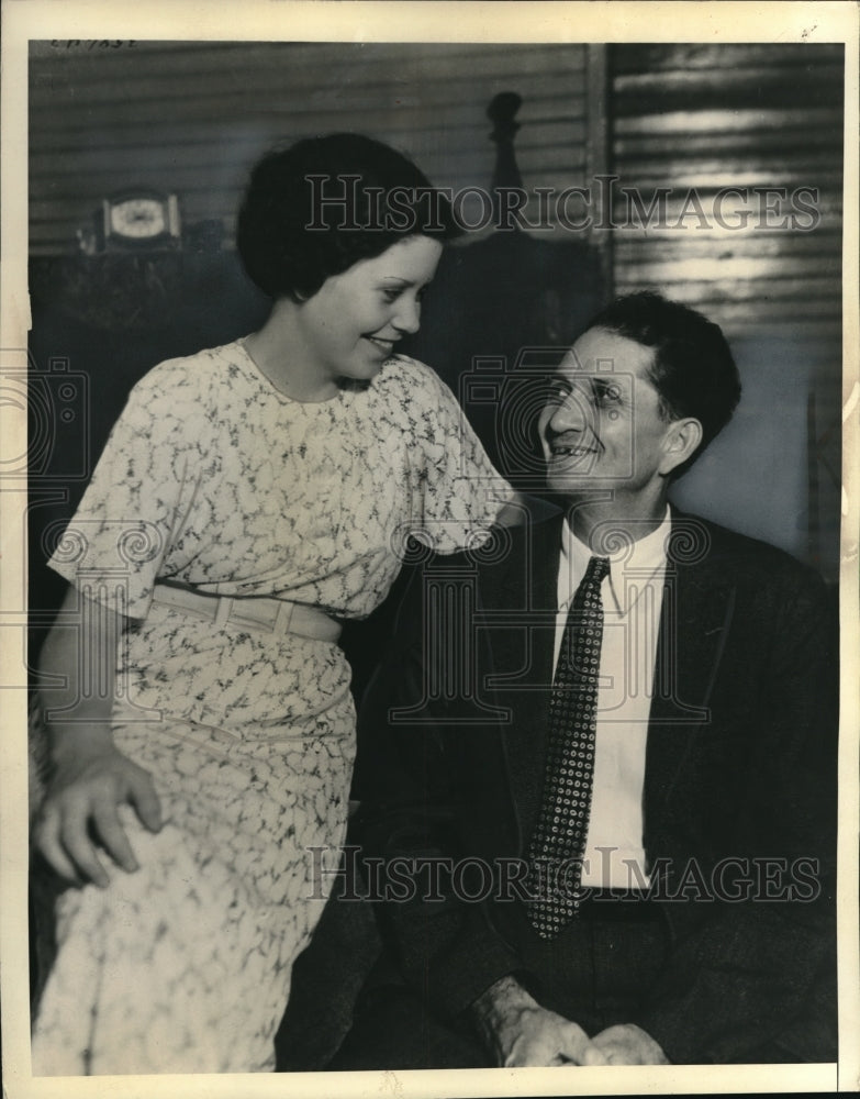 Load image into Gallery viewer, 1936 Press Photo Louise M Pittman &amp; John Garner chosen as her father
