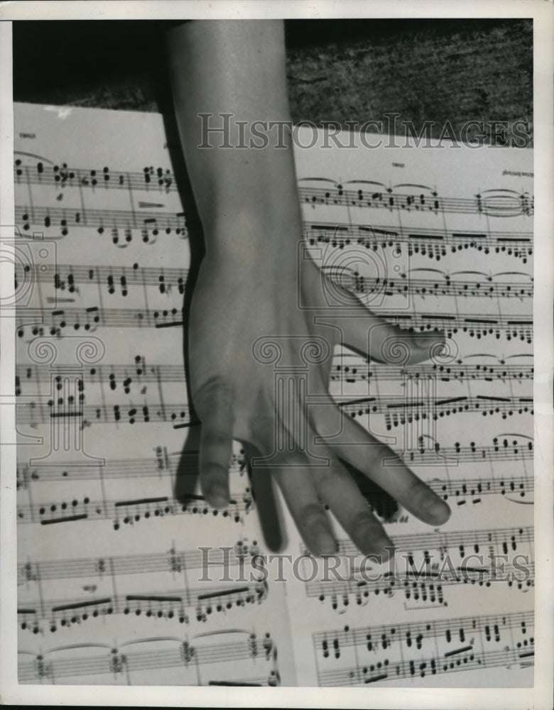 Load image into Gallery viewer, 1938 Media Photo Katherine Harkins hands &amp; sheet music
