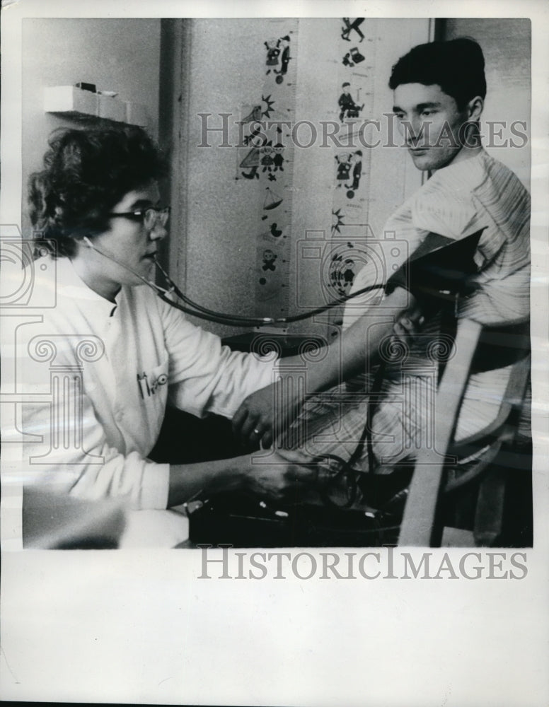 Load image into Gallery viewer, 1961 Media Photo Helsinki Finland Nurse Anna Valve &amp; Oula Nakkalajarvi
