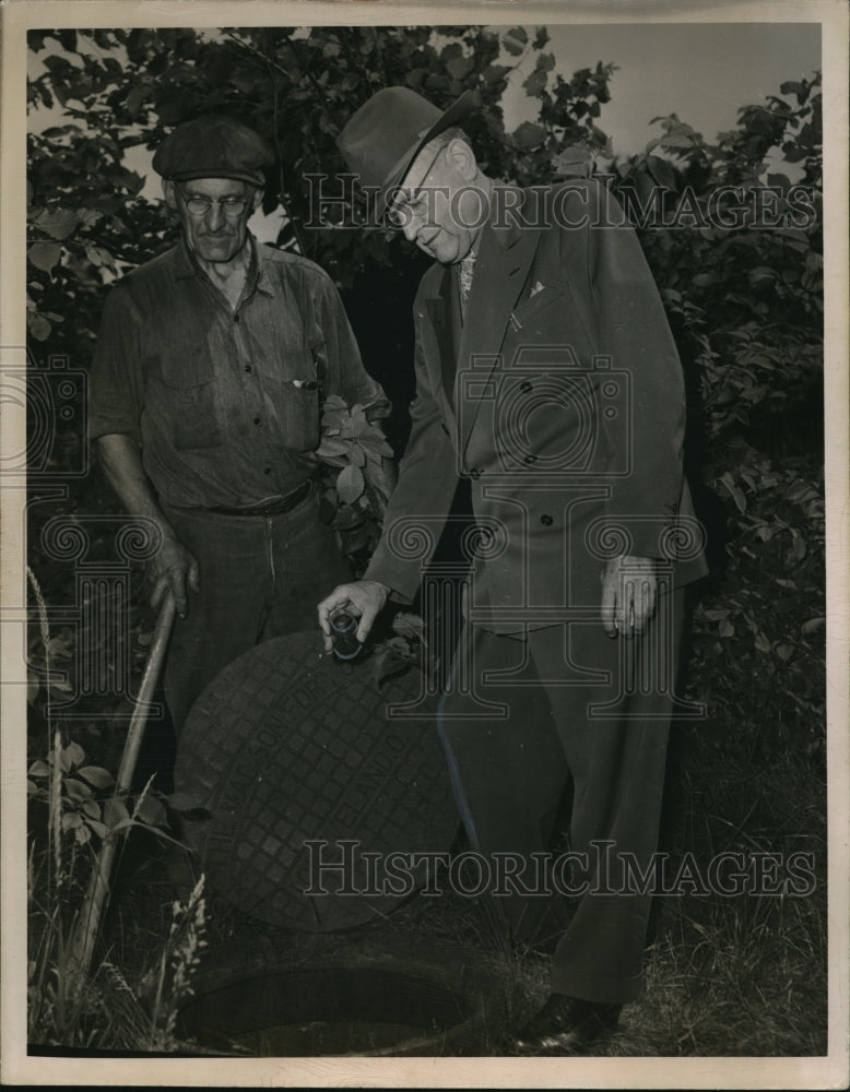 1950 Press Photo Waldo Drake and Frank Fickel Wickliffe Mayor inspect