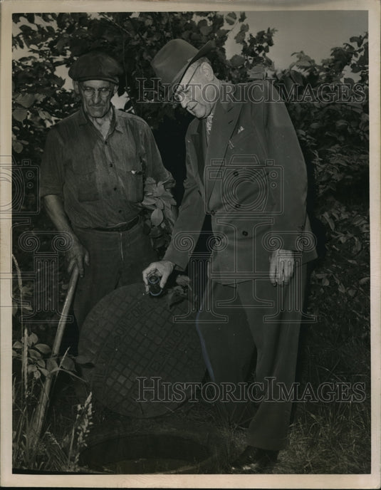 1950 Press Photo Waldo Drake and Frank Fickel Wickliffe Mayor inspect