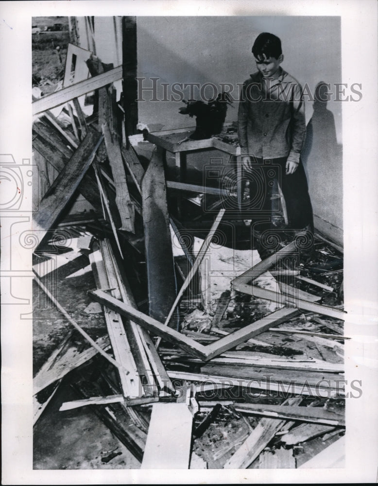 1953 Press Photo John Eckols in his home that was devastated by tornado in Texas