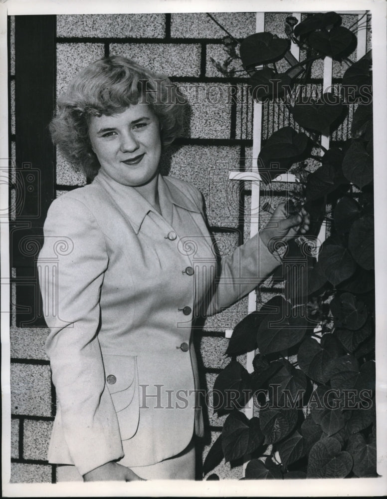 1950 Media Photo 17-year-old Gloria Parker impressed Eugene of Mt. Carroll