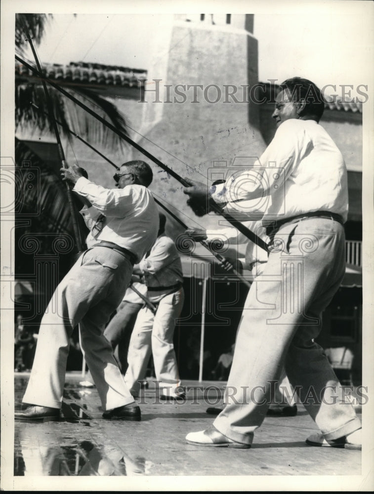 1934 Press Photo Photo shows Bob Davis and Ben Ames Williams handling