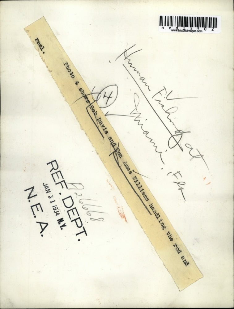 1934 Press Photo Photo shows Bob Davis and Ben Ames Williams handling