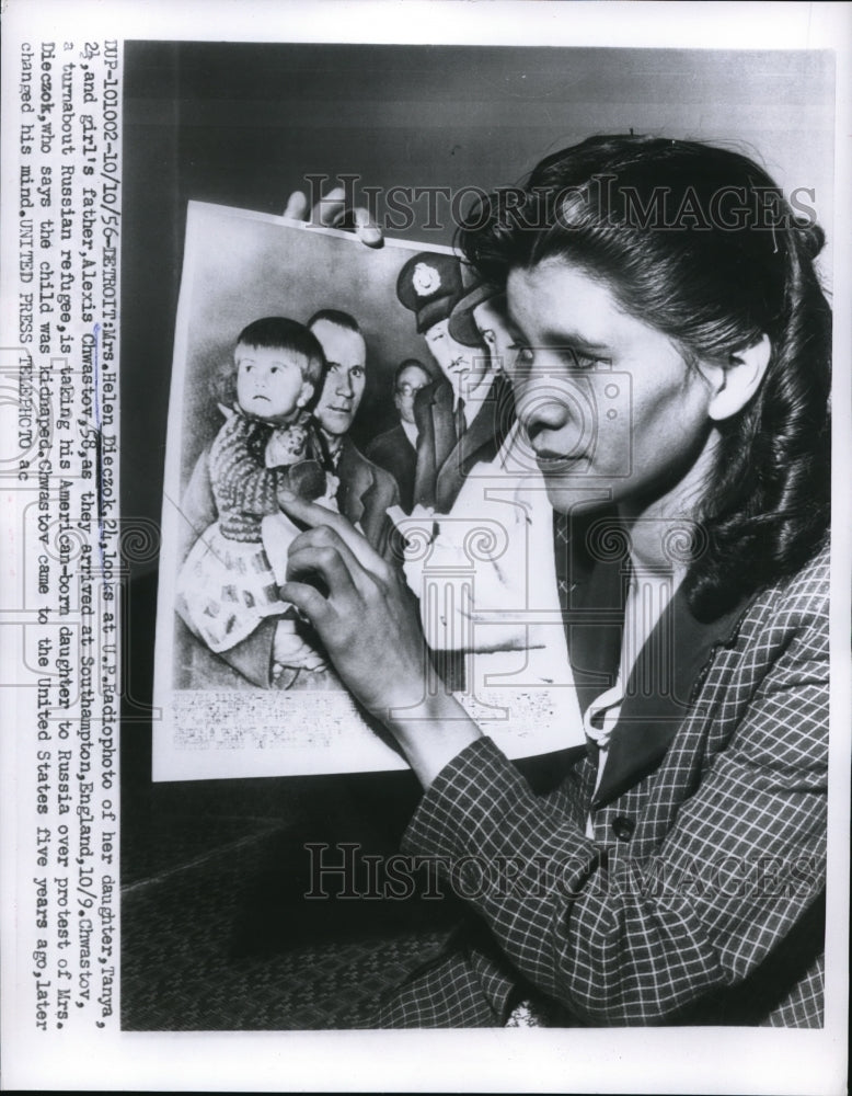 Load image into Gallery viewer, 1959 Media Photo Detroit Mich Mrs Helen Dieczok &amp; pic of daughter &amp; Russian dad
