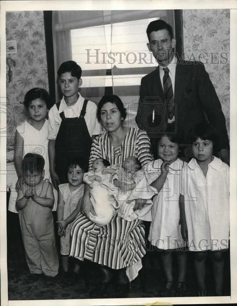 Load image into Gallery viewer, 1936 Media Photo Mr &amp; Mrs Rudolph Valenzuela &amp; four sets of twins
