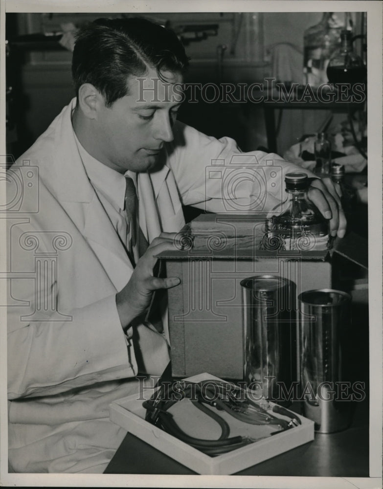 1941 Media Photo San Francisco Dr John Saltza at Irwin Blood Bank