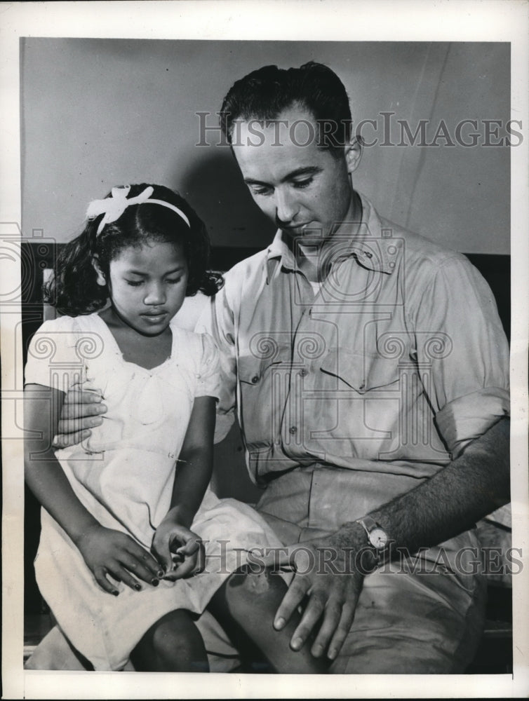 1946 Press Photo Navy Medical Officer Lt Benjamin Packer examines suspected