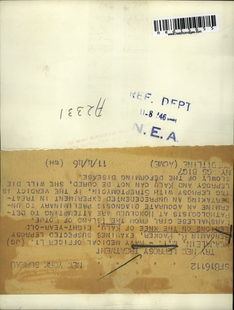 1946 Press Photo Navy Medical Officer Lt Benjamin Packer examines suspected