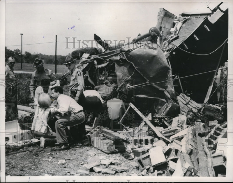 Load image into Gallery viewer, 1962 Media Photo Crystal Lake Ill JA Balumbo &amp; wife rescued from truck wreck
