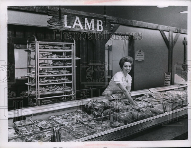 Load image into Gallery viewer, 1967 Media Photo Peggy Simko at Pick N Pay grocery in Cleveland Ohio
