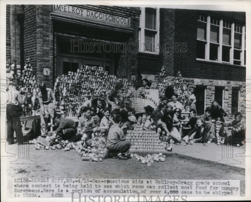 Load image into Gallery viewer, 1946 Press Photo Kansas City Mo McElroy Dragg school kids hold food drive
