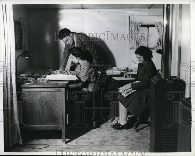 Load image into Gallery viewer, 1942 Press Photo Wash DC Porter Mansion used as workers office space in trailers
