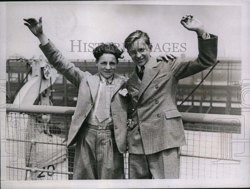 Load image into Gallery viewer, 1936 Press Photo Roger Echegui &amp; Peter Dudan of Boys Clubs of NY
