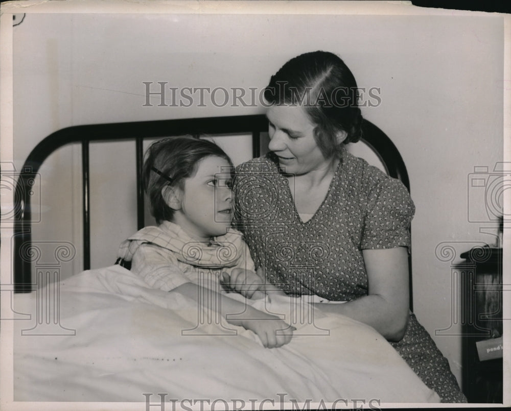 1938 Media Photo Theresa Albert saves the life of her sick daughter.