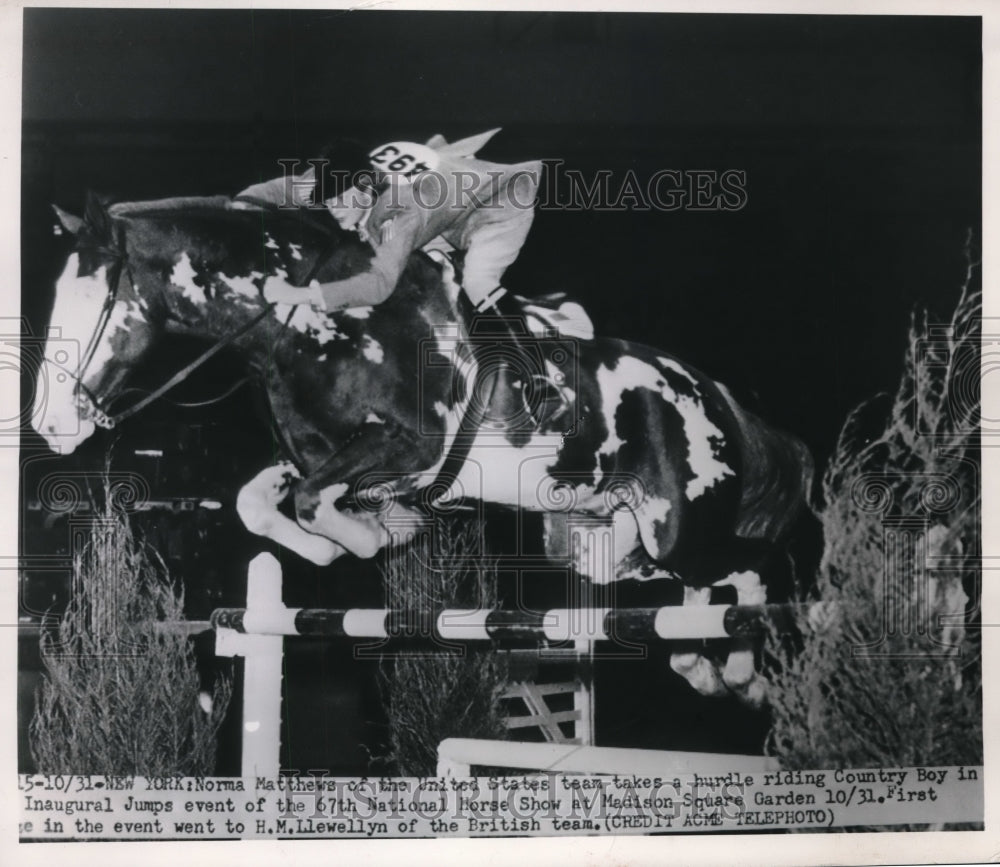 1950 Press Photo Norma Matthews takes a hurdle riding Country Boy - Historic Images