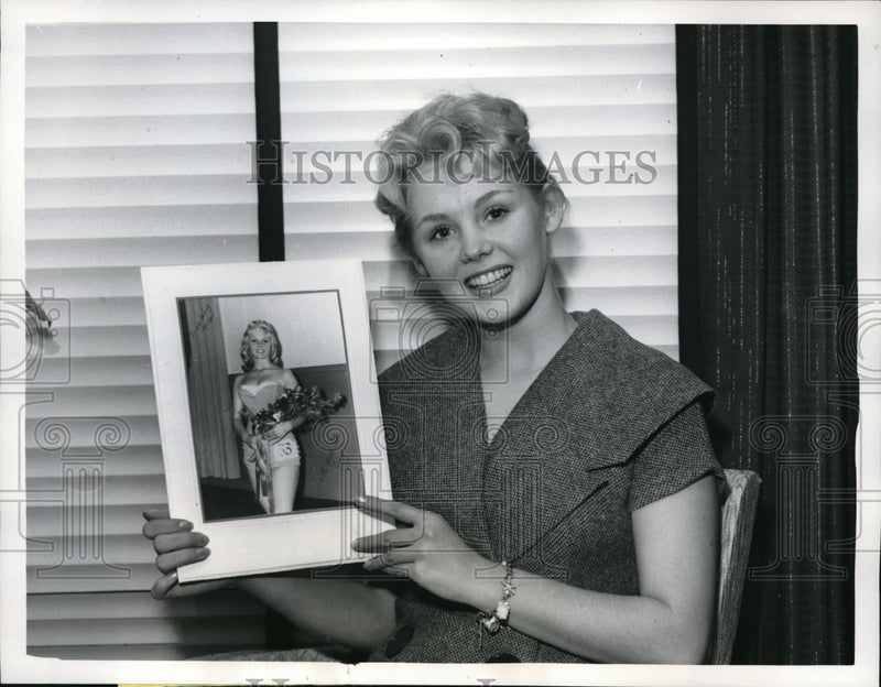 Load image into Gallery viewer, 1959 Media Photo Chicago Joyce Peterson Army-Navy Game Soon To Be Queen
